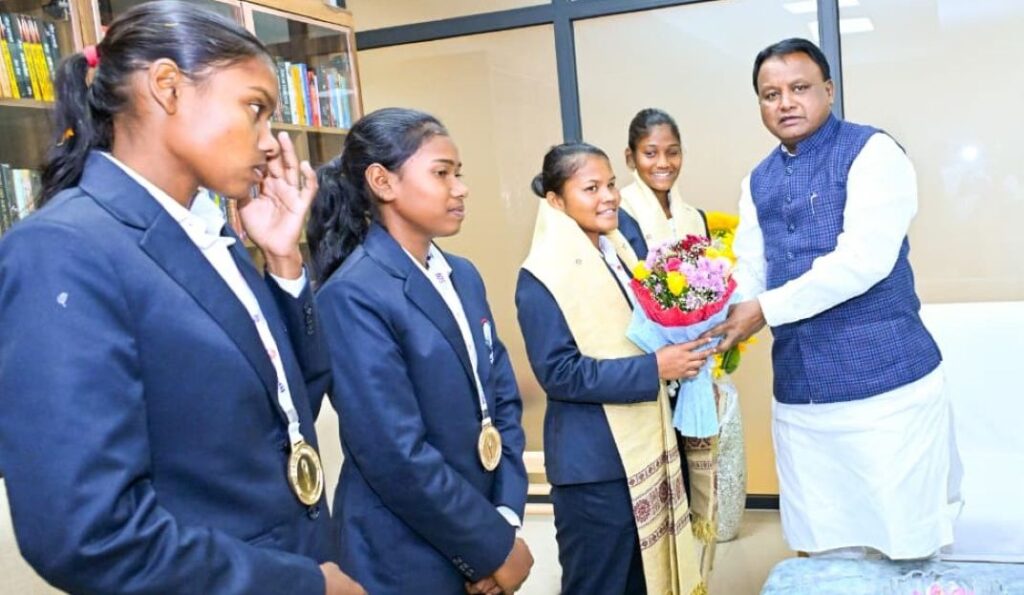 ମହିଳା ଦୃଷ୍ଟିବାଧିତ