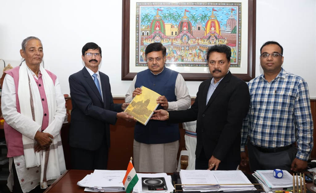 ଆଇନମନ୍ତ୍ରୀ ପୃଥ୍ୱୀରାଜ ହରିଚନ୍ଦନଙ୍କୁ ମିଳିଲା ମହାପ୍ରଭୁ ଶ୍ରୀଲିଙ୍ଗରାଜ ମନ୍ଦିରର ଅନ୍ତରିଣ ରିପୋର୍ଟ Committee Submits Interim Report on Streamlining Lingaraj Temple Rituals