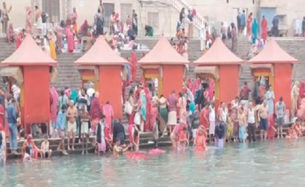 ମକର ସଂକ୍ରାନ୍ତି ଅବସରରେ ହରିଦ୍ୱାରରେ ଜମିଲା ଭିଡ଼: ବୁଡ଼ ପକାଇଲେ ଶ୍ରଦ୍ଧାଳୁ ମକର ସଂକ୍ରାନ୍ତି ଅବସରରେ ହରିଦ୍ୱାରରେ ଜମିଲା ଭିଡ଼: ବୁଡ଼ ପକାଇଲେ ଶ୍ରଦ୍ଧାଳୁ