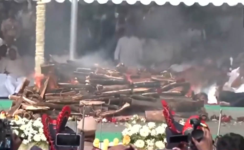 ପଞ୍ଚଭୂତରେ ବିଲୀନ ହେଲେ ଅଜିତ ପାୱାର: “ଦାଦା ଅମର ରହେ” ଧ୍ୱନିରେ ପ୍ରକମ୍ପିତ ହେଲା ବିଦ୍ୟା ପ୍ରତିଷ୍ଠାନ ପଞ୍ଚଭୂତରେ ବିଲୀନ ହେଲେ ଅଜିତ ପାୱାର: "ଦାଦା ଅମର ରହେ" ଧ୍ୱନିରେ ପ୍ରକମ୍ପିତ ହେଲା ବିଦ୍ୟା ପ୍ରତିଷ୍ଠାନ