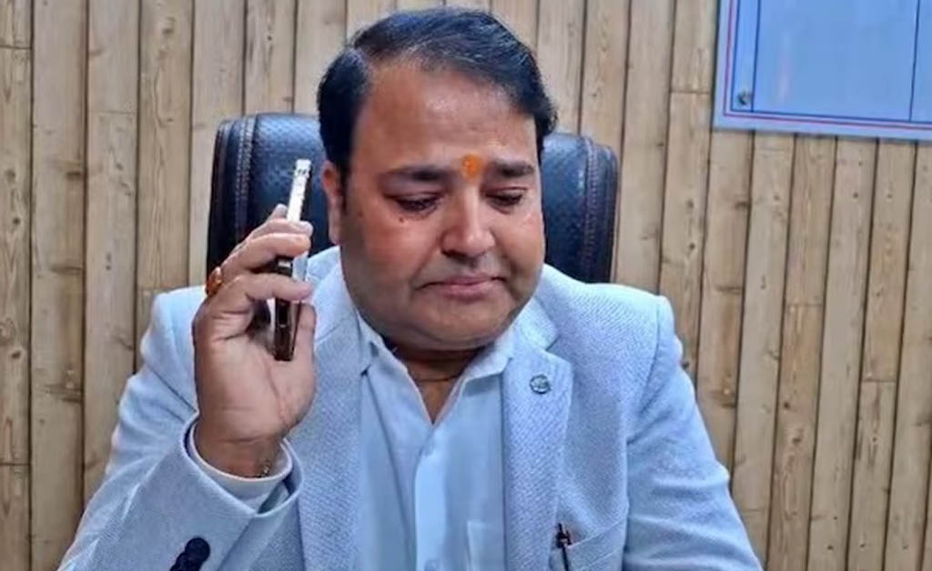 ମୁଖ୍ୟମନ୍ତ୍ରୀ ଯୋଗୀ ଆଦିତ୍ୟନାଥଙ୍କ ସମର୍ଥନରେ ଛାଡିଥିଲେ ପଦବୀ: ଏବେ ପ୍ରତ୍ୟାହାର କଲେ ଇସ୍ତଫା ମୁଖ୍ୟମନ୍ତ୍ରୀ ଯୋଗୀ ଆଦିତ୍ୟନାଥଙ୍କ ସମର୍ଥନରେ ଛାଡିଥିଲେ ପଦବୀ: ଏବେ ପ୍ରତ୍ୟାହାର କଲେ ଇସ୍ତଫା