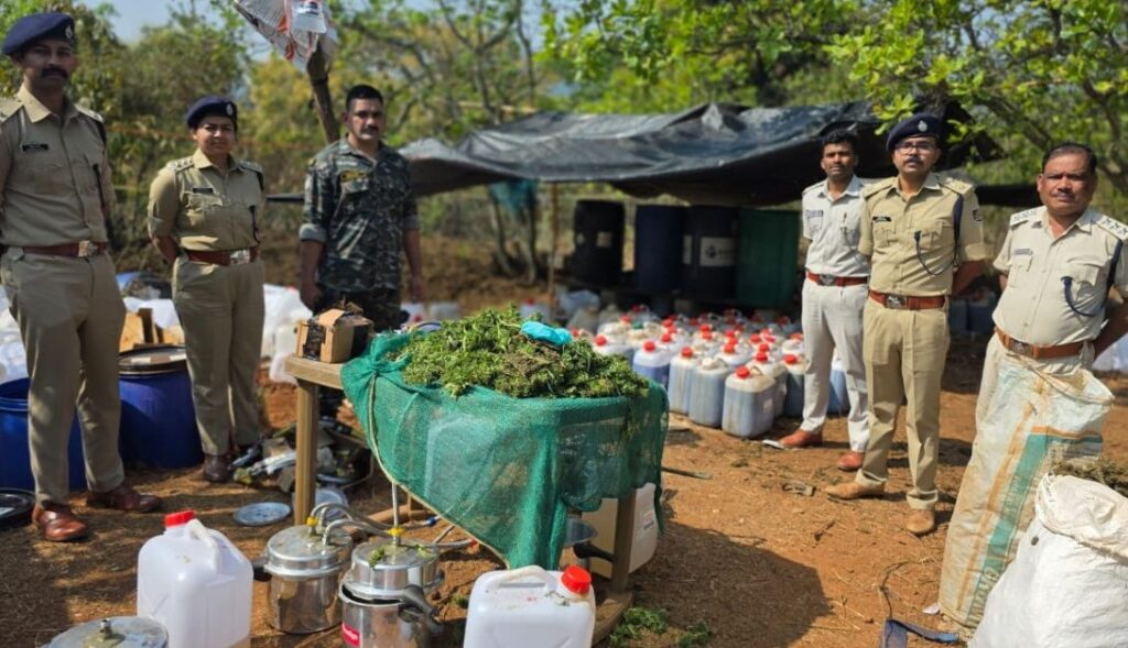 କୋରାପୁଟରୁ ଜବତ ହେଲା ୧୮୦୦ ଲିଟର ଗଞ୍ଜେଇ ତେଲ, ମୂଲ୍ୟ ୨୦୦ କୋଟି କୋରାପୁଟରୁ ଜବତ ହେଲା