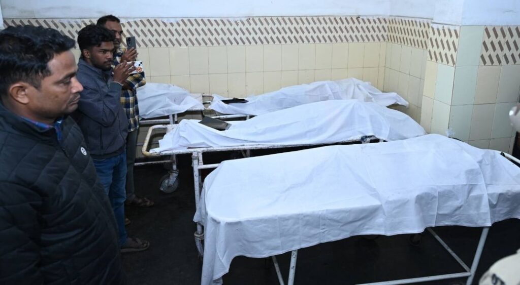 Road Accident: ଝାରସୁଗୁଡାରେ ମର୍ମନ୍ତୁଦ ସଡକ ଦୁର୍ଘଟଣା, ୫ ପୋଲିସ ମୃତ, ୩ ଜଣ ଗୁରୁତର Road Accident