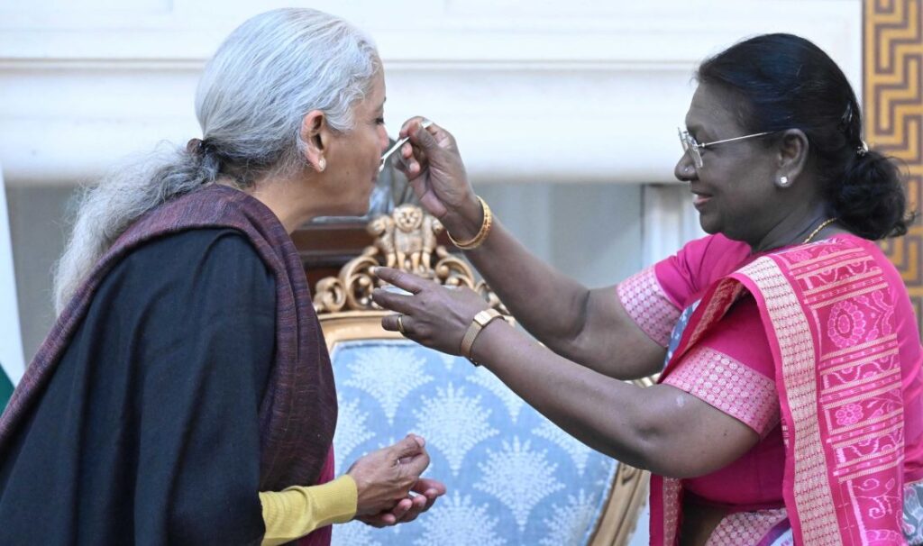 Budget 2026 ଉପସ୍ଥାପନା ପୂର୍ବରୁ ରାଷ୍ଟ୍ରପତିଙ୍କୁ ଭେଟିଲେ ଅର୍ଥମନ୍ତ୍ରୀ, ଖାଇଲେ ଦହିଚିନି Budget 2026