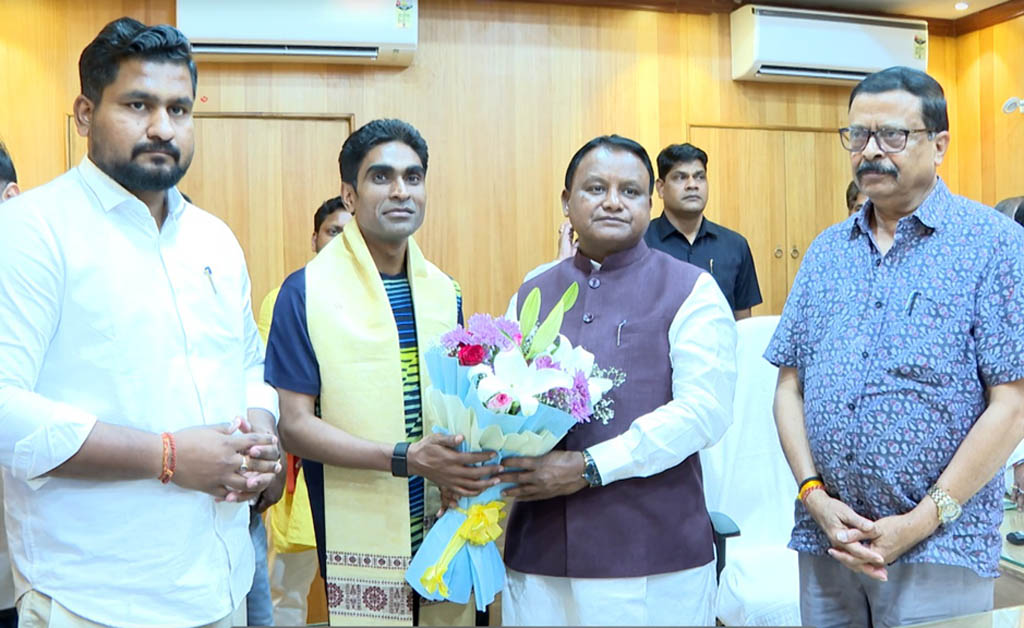 ଷଷ୍ଠ ଥର ପାଇଁ ସ୍ବର୍ଣ୍ଣ ପଦକ ହାସଲ କରିବା ପରେ ପ୍ରମୋଦ ଭଗତଙ୍କୁ ସମ୍ବର୍ଦ୍ଧିତ କଲେ ମୁଖ୍ୟମନ୍ତ୍ରୀ CM Felicitates Paralympic Champion Pramod Bhagat