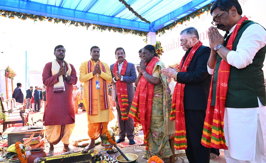 ଜାମସେଦପୁରରେ ଶ୍ରୀ ଜଗନ୍ନାଥ ମନ୍ଦିରର ଭୂମି ପୂଜନ ଉତ୍ସବରେ ଅଂଶଗ୍ରହଣ କଲେ ରାଷ୍ଟ୍ରପତି ଜାମସେଦପୁରରେ ଶ୍ରୀ ଜଗନ୍ନାଥ ମନ୍ଦିରର ଭୂମି ପୂଜନ ଉତ୍ସବରେ ଅଂଶଗ୍ରହଣ କଲେ ରାଷ୍ଟ୍ରପତି