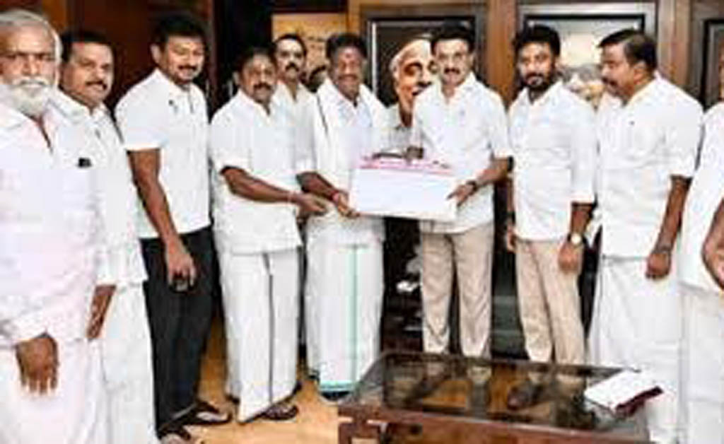 ଡିଏମକେରେ ଯୋଗଦେଲେ ପୂର୍ବତନ ମୁଖ୍ୟମନ୍ତ୍ରୀ ପନ୍ନିରସେଲଭମ ଡିଏମକେରେ ଯୋଗଦେଲେ ପୂର୍ବତନ ମୁଖ୍ୟମନ୍ତ୍ରୀ ପନ୍ନିରସେଲଭମ