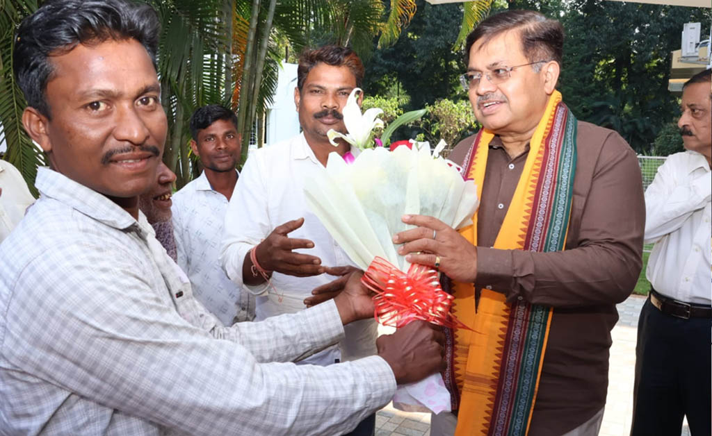 ଚିଲିକା ହ୍ରଦର ପୁନରୁଦ୍ଧାର ପଦକ୍ଷେପ ପାଇଁ ଆଇନ ମନ୍ତ୍ରୀଙ୍କୁ ଧନ୍ୟବାଦ ଜ୍ଞାପନ ଚିଲିକା ହ୍ରଦର ପୁନରୁଦ୍ଧାର ପଦକ୍ଷେପ ପାଇଁ ଆଇନ ମନ୍ତ୍ରୀଙ୍କୁ ଧନ୍ୟବାଦ ଜ୍ଞାପନ