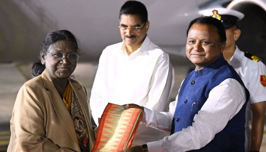 ଭୁବନେଶ୍ବରରେ ପହଞ୍ଚିଲେ ରାଷ୍ଟ୍ରପତି ଦ୍ରୌପଦୀ ମୁର୍ମୁ, ରାଜ୍ୟପାଳ ଓ ମୁଖ୍ୟମନ୍ତ୍ରୀ କଲେ ସ୍ବାଗତ ଭୁବନେଶ୍ବରରେ ପହଞ୍ଚିଲେ ରାଷ୍ଟ୍ରପତି