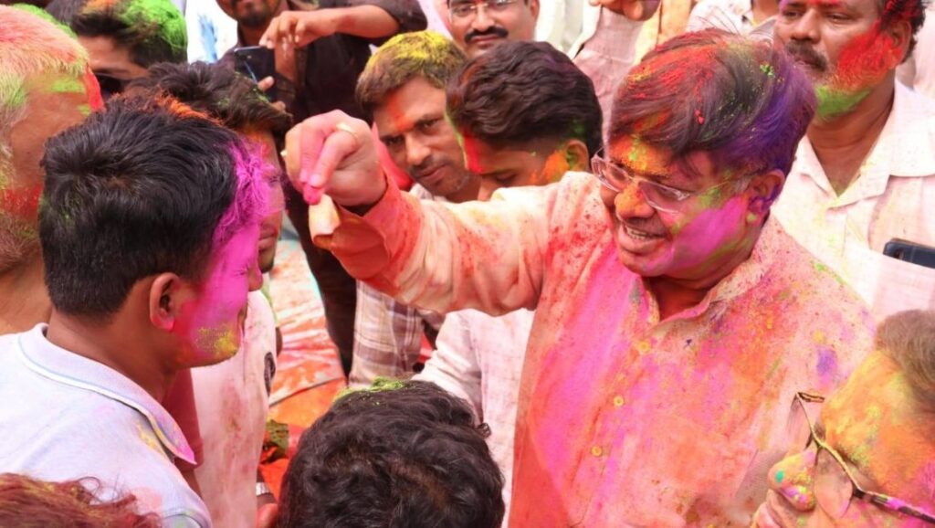 Holi Festival: ଚିଲିକା ନିର୍ବାଚନ ମଣ୍ଡଳି ଲୋକଙ୍କ ସହିତ ହୋଲି ଖେଳିଲେ ମନ୍ତ୍ରୀ ପୃଥୀରାଜ ହରିଚନ୍ଦନ Holi Festival