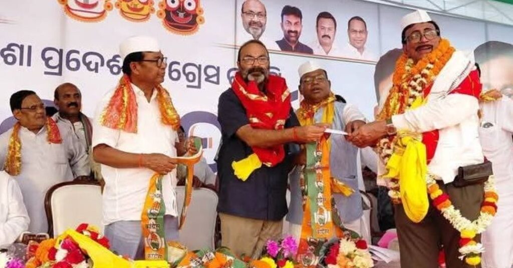 କଂଗ୍ରେସକୁ ବାହୁଡ଼ିଲେ