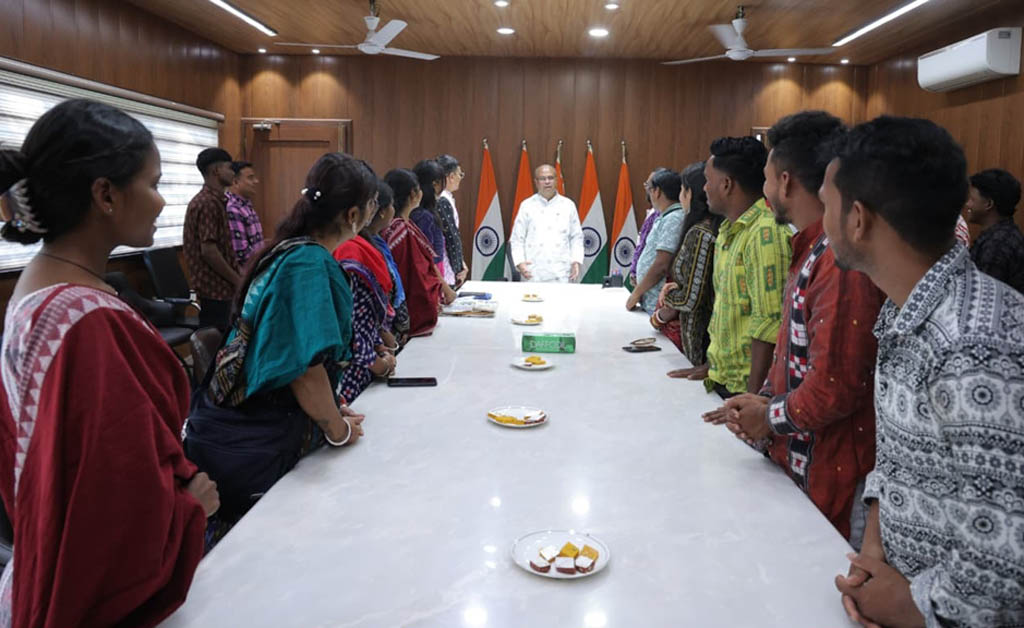 ନୂଆଦିଲ୍ଲୀରେ ସମ୍ୱଲପୁରୀ ଗାୟକଙ୍କୁ ଭେଟିଲେ ଧର୍ମେନ୍ଦ୍ର ପ୍ରଧାନ Dharmendra Pradhan Meets Sambalpuri Singer Umakant and Team in Delhi