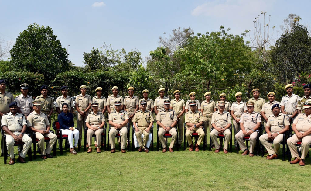 ସଫଳତା ହାସଲ କରିଥିବା ଓଡ଼ିଶା ପୋଲିସର କ୍ରୀଡ଼ାବିତମାନଙ୍କୁ ସମ୍ବର୍ଦ୍ଧିତ କଲେ ଡିଜିପି ସଫଳତା ହାସଲ କରିଥିବା ଓଡ଼ିଶା ପୋଲିସର କ୍ରୀଡ଼ାବିତମାନଙ୍କୁ ସମ୍ବର୍ଦ୍ଧିତ କଲେ ଡିଜିପି