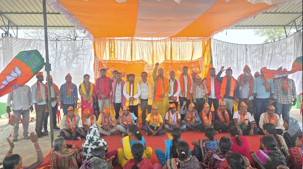 ବିଜେପିର ମିଶ୍ରଣ ପର୍ବ: ଯୋଗଦେଲେ ନାଏବ ସରପଞ୍ଚଙ୍କ ସମେତ ବିଜେଡ଼ି ଓ କଂଗ୍ରେସ କର୍ମୀ ବିଜେପିର ମିଶ୍ରଣ ପର୍ବ