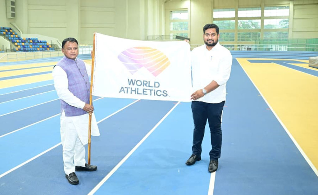 ମୁଖ୍ୟମନ୍ତ୍ରୀଙ୍କୁ ବିଶ୍ୱ ଆଥଲେଟିକ୍ସ ଚମ୍ପିଅନସିପ୍ ର ପତାକା ପ୍ରଦାନ କଲେ ସୂର୍ଯ୍ୟବଂଶୀ ସୂରଜ Suryavanshi Suraj presents World Athletics Flag to CM