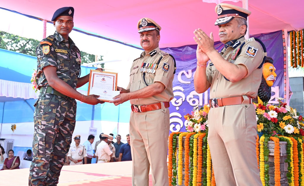 ୭୮ ପୋଲିସ ଅଧିକାରୀ ଓ କର୍ମଚାରୀଙ୍କୁ ପଦକ ପ୍ରଦାନ କଲେ ଡିଜିପି ୭୮ ପୋଲିସ ଅଧିକାରୀ ଓ କର୍ମଚାରୀଙ୍କୁ ପଦକ ପ୍ରଦାନ କଲେ ଡିଜିପି