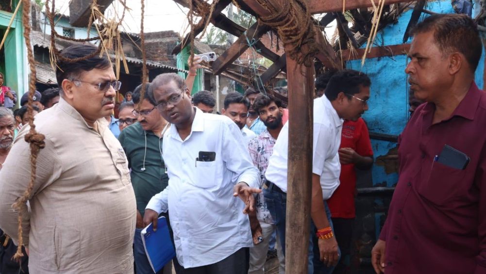 ବାଣପୁର: ଅଗ୍ନିକାଣ୍ଡ କ୍ଷତିଗସ୍ତ ପରିବାରଙ୍କୁ ସାକ୍ଷାତ କଲେ ମନ୍ତ୍ରୀ ପୃଥ୍ବୀରାଜ ହରିଚନ୍ଦନ ବାଣପୁର: ଅଗ୍ନିକାଣ୍ଡ କ୍ଷତିଗସ୍ତ