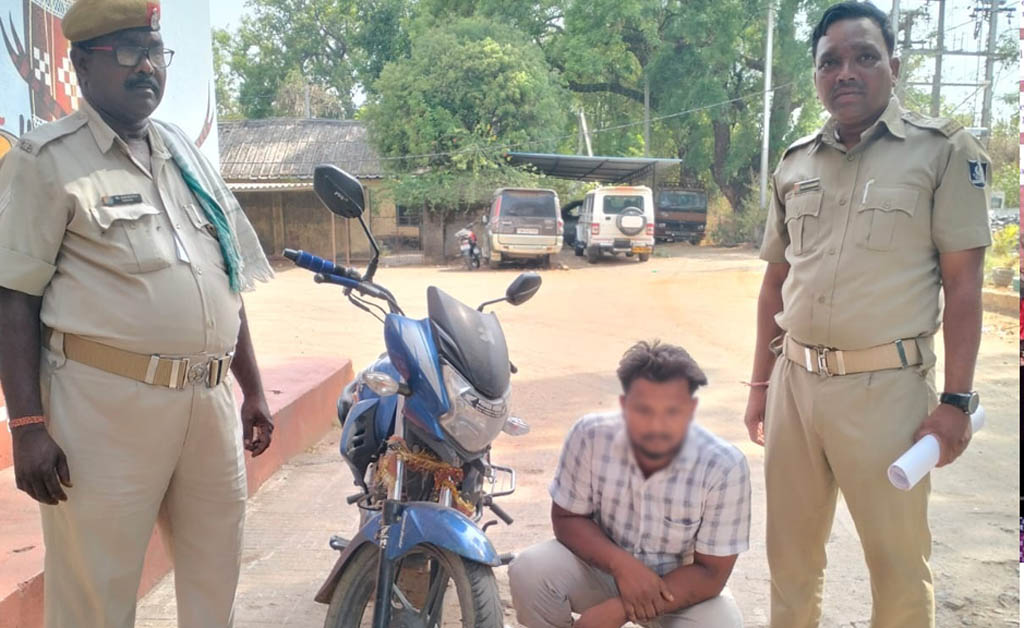 ରେଢ଼ାଖୋଲ ପୋଲିସ ଦ୍ୱାରା ଗଞ୍ଜେଇ ଜବତ: ବାଇକ୍ ସହ ଚୋରା ଚାଲାଣକାରୀ ଗିରଫ ରେଢ଼ାଖୋଲ ପୋଲିସ ଦ୍ୱାରା ଗଞ୍ଜେଇ ଜବତ: ବାଇକ୍ ସହ ଚୋରା ଚାଲାଣକାରୀ ଗିରଫ
