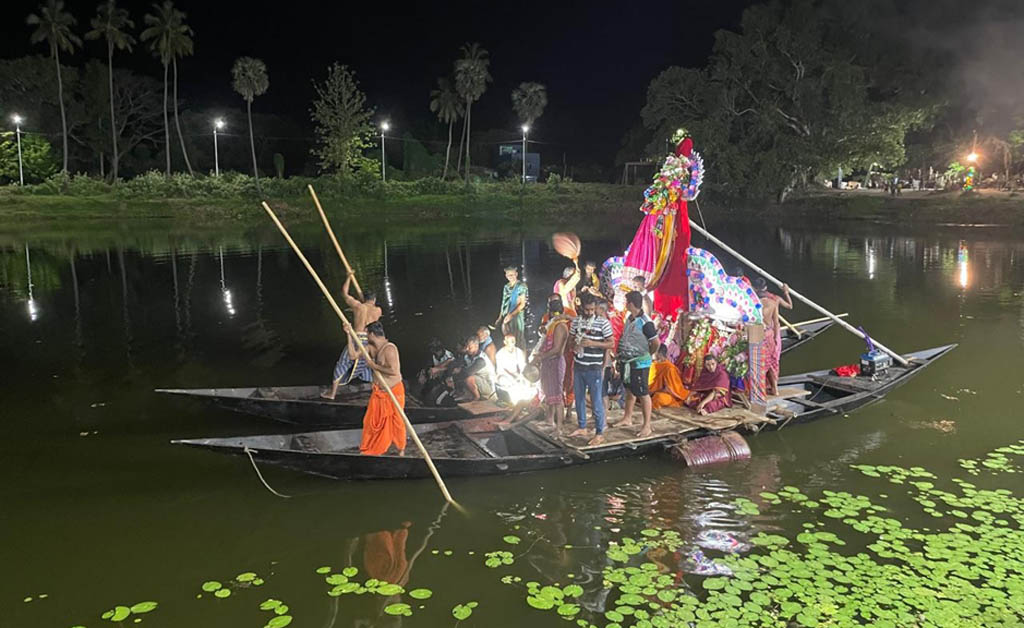 ମା’ ଭଗବତୀଙ୍କ ଚାପ କ୍ରୀଡ଼ା: ସାତଦେବା ଦେବୀଙ୍କୁ ସାଥିରେ ଧରି ଭଉଁରୀ ଖେଳିଲେ ମା’ ସାଆନ୍ତାଣି ମା' ଭଗବତୀଙ୍କ ଚାପ କ୍ରୀଡ଼ା: ସାତଦେବା ଦେବୀଙ୍କୁ ସାଥିରେ ଧରି ଭଉଁରୀ ଖେଳିଲେ ମା' ସାଆନ୍ତାଣି