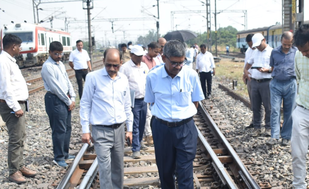ପୂର୍ବତଟ ରେଳପଥ ମହାପ୍ରବନ୍ଧକଙ୍କ ସମ୍ବଲପୁର – ଝାରସୁଗୁଡ଼ା ରୋଡ ସେକ୍ସନ ନିରୀକ୍ଷଣ: ନିରାପତ୍ତା, ଯାତ୍ରୀ ସୁବିଧା ଏବଂ ଭିତ୍ତିଭୂମି ବିକାଶର ସମୀକ୍ଷା