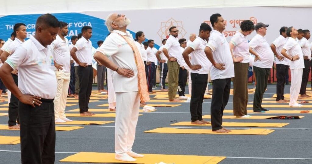 International Day of Yoga:କୋଲକାତାରେ ବହୁ ଅଭ୍ୟାସକାରୀଙ୍କ ଗହଣରେ ଯୋଗ କଲେ ପ୍ରଧାନମନ୍ତ୍ରୀ International Day of Yoga