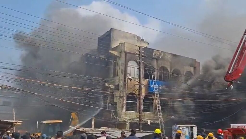 Major Fire in Cuttack: କଟକରେ ଭୟଙ୍କର ଅଗ୍ନିକାଣ୍ଡ, ପାଞ୍ଚ ଘଣ୍ଟା ଧରି ଆୟତ ହୋଇପାରୁ ନାହିଁ ନିଆଁ Major Fire in Cuttack