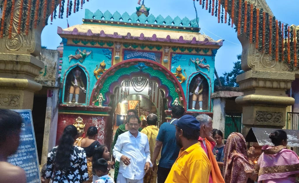 ବସୁମତି ସ୍ନାନରେ ମା’ ଭଗବତୀଙ୍କ ରାଜରାଜେଶ୍ୱରୀ ବେଶ ବସୁମତି ସ୍ନାନରେ ମା' ଭଗବତୀଙ୍କ ରାଜରାଜେଶ୍ୱରୀ ବେଶ