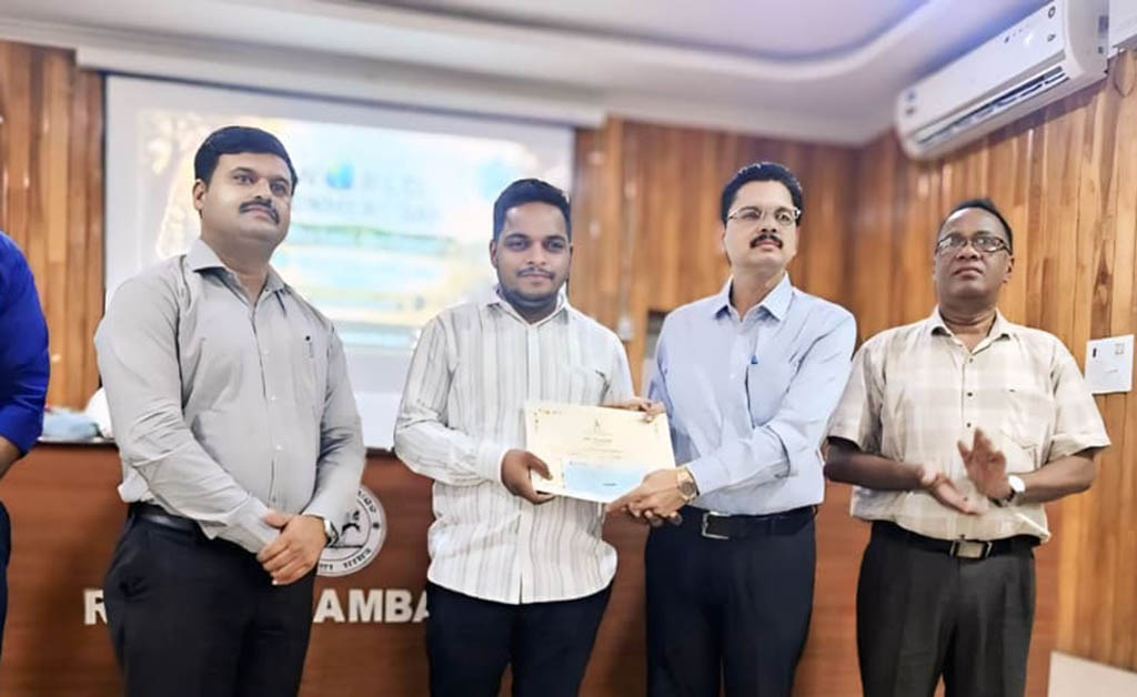 ସ୍ଵେଚ୍ଛାସେବୀ ଦୀପକ ବିଶ୍ୱାଳଙ୍କୁ ପ୍ରକୃତି ବନ୍ଧୁ ପୁରସ୍କାର ସ୍ଵେଚ୍ଛାସେବୀ ଦୀପକ ବିଶ୍ୱାଳଙ୍କୁ ପ୍ରକୃତି ବନ୍ଧୁ ପୁରସ୍କାର