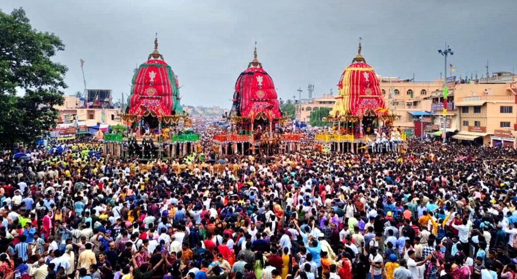 ଗୁଣ୍ଡିଚା ମନ୍ଦିର ଆଗରେ ତିନି ରଥ, ଶନିବାର ଦିନି ତିନିଠାକୁରଙ୍କ ଆଡପ ମଣ୍ଡପ ବିଜେ ଗୁଣ୍ଡିଚା ମନ୍ଦିର