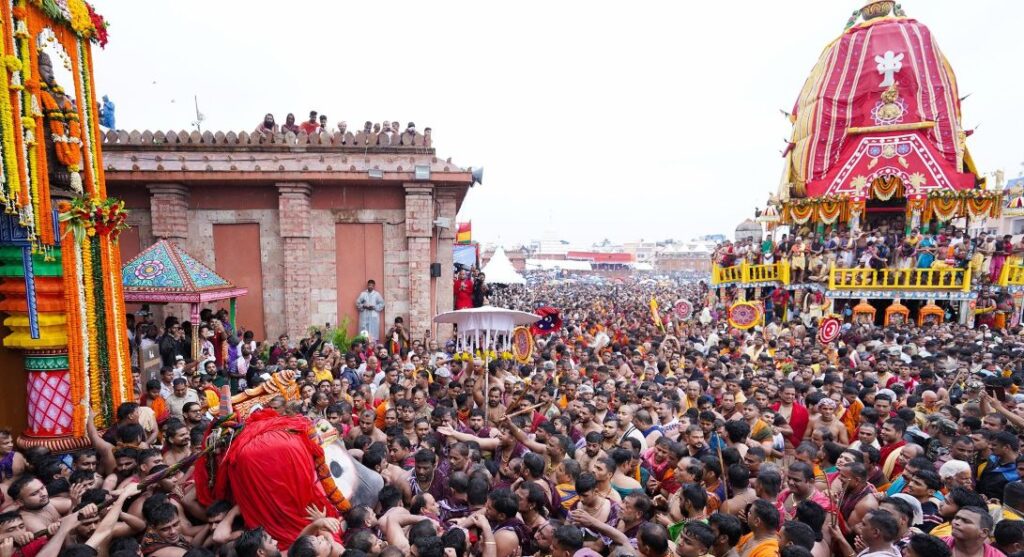 ଘିଡିଘିଡି ନାଦରେ ଗଡିଲା ରଥ,ଘଣ୍ଟାଏ ବିଳମ୍ବରେ ଆରମ୍ଭ ହେଲା ରଥଟଣା, ବର୍ଷା ସତ୍ବେ ବଡଦାଣ୍ଡ ଲୋକାରଣ୍ୟ ଘିଡିଘିଡି ନାଦରେ