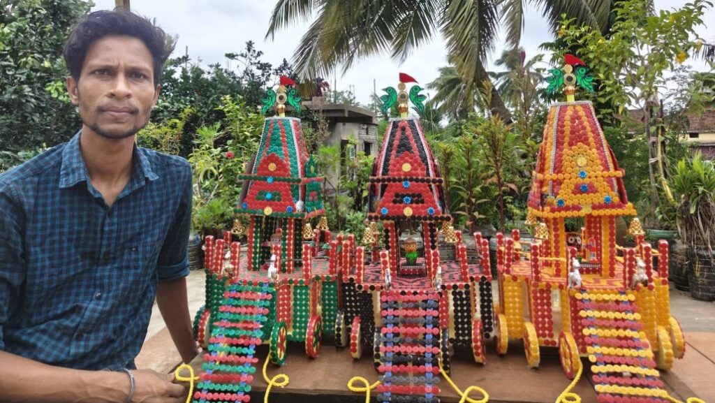 ସାର୍ଟ ବୋତାମରେ ତିନି ରଥ ନିର୍ମାଣ କରି ଚର୍ଚ୍ଚାରେ ପିପିଲିର ଯୁବ ଶିଳ୍ପୀ ଅକ୍ଷୟ ମହାପାତ୍ର ସାର୍ଟ ବୋତାମରେ ତିନି ରଥ