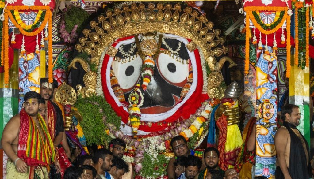 ଶ୍ରୀଜୀଉଙ୍କ ସୁନାବେଶ: ମହଣ ମହଣ ସୁନାରେ ଝଟକିଲେ ତିନିଠାକୁର ଶ୍ରୀଜୀଉଙ୍କ ସୁନାବେଶ