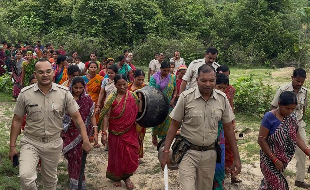 ଗ୍ରାମରେ ମଦ ଭାଟିକୁ ନେଇ ଗର୍ଜିଲେ ମହିଳା: ଭାଙ୍ଗିଲେ ମଦ ଭାଟି ଗ୍ରାମରେ ମଦ ଭାଟିକୁ ନେଇ ଗର୍ଜିଲେ ମହିଳା: ଭାଙ୍ଗିଲେ ମଦ ଭାଟି