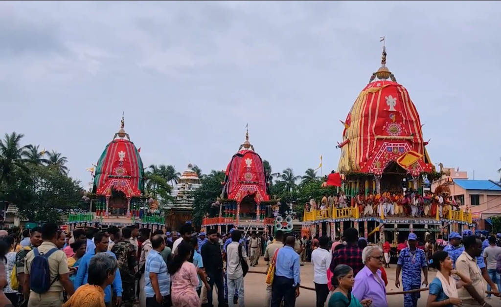 ଦକ୍ଷିଣ ମୋଡ ପରେ ଗୁଣ୍ଡିଚା ମନ୍ଦିରର ନାକ ଚଣା ଦ୍ୱାର ସମ୍ମୁଖରେ ତିନି ରଥ Puri Ratha Yatra Update