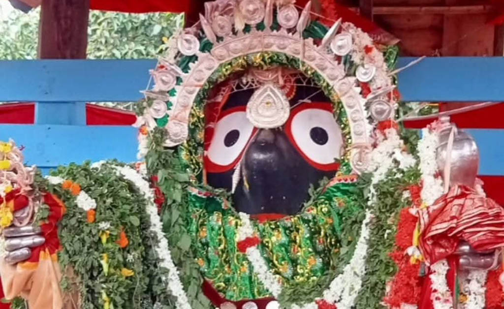 ବଡ଼ ଏକାଦଶୀରେ ଦ୍ୱୀତିୟ ଶ୍ରୀକ୍ଷେତ୍ରରେ ଲକ୍ଷାଧିକ ଭକ୍ତ: ରୂପା ବେଶରେ ସଜେଇ ହେଲେ ତିନି ଠାକୁର ବଡ ଏକାଦଶୀରେ ଦ୍ୱୀତିୟ ଶ୍ରୀକ୍ଷେତ୍ରରେ ଲକ୍ଷାଧିକ ଭକ୍ତ: ରୂପା ବେଶରେ ସଜେଇ ହେଲେ ତିନି ଠାକୁର