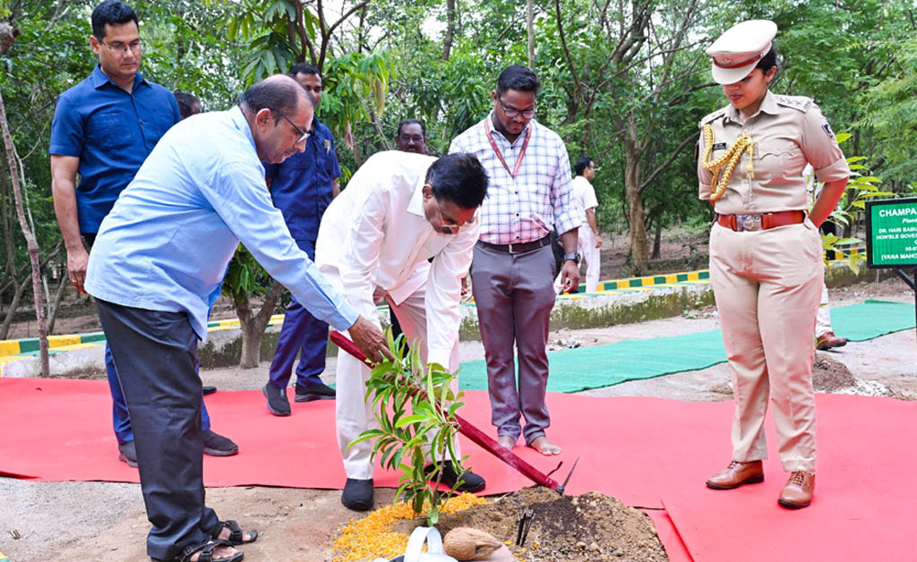 ବନ ମହୋତ୍ସବ ଅବସରରେ ଶ୍ୟାମାନନ୍ଦ ପାର୍କରେ ବୃକ୍ଷରୋପଣ କଲେ ରାଜ୍ୟପାଳ Governor Participates in Van Mahotsav Tree Plantation