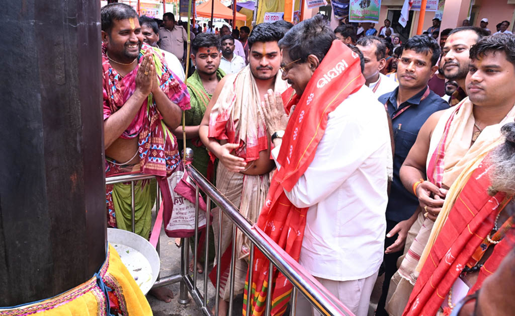 ଶ୍ରୀଜିଉମାନଙ୍କ ଅଣସର ଅବସରରେ ଅଲାରନାଥଙ୍କ ଦର୍ଶନ କଳେ ରାଜ୍ୟପାଳ Governor offers prayers at Alarnath Temple