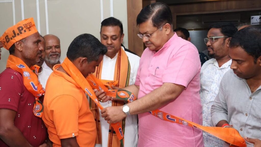 ଚିଲିକା ନିର୍ବାଚନ ମଣ୍ଡଳୀର ବହୁ ନେତା ଓ କର୍ମି ବିଜେଡି ଛାଡି ବିଜେପିରେ ଯୋଗଦାନ ଚିଲିକା ନିର୍ବାଚନ ମଣ୍ଡଳୀ