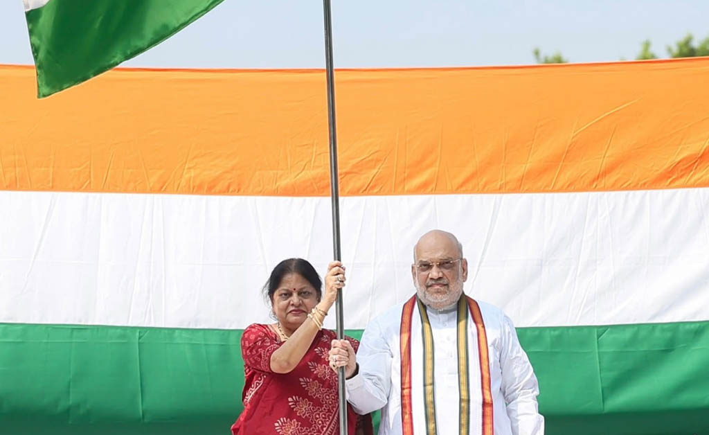 ‘ହର ଘର ତିରଙ୍ଗା’ ଅଭିଯାନ: ନିଜ ବାସଭବନରେ ତ୍ରିରଙ୍ଗା ଉତ୍ତୋଳନ କଲେ ଅମିତ ଶାହ ତ୍ରିରଙ୍ଗା ଉତ୍ତୋଳନ କଲେ ଅମିତ ଶାହ