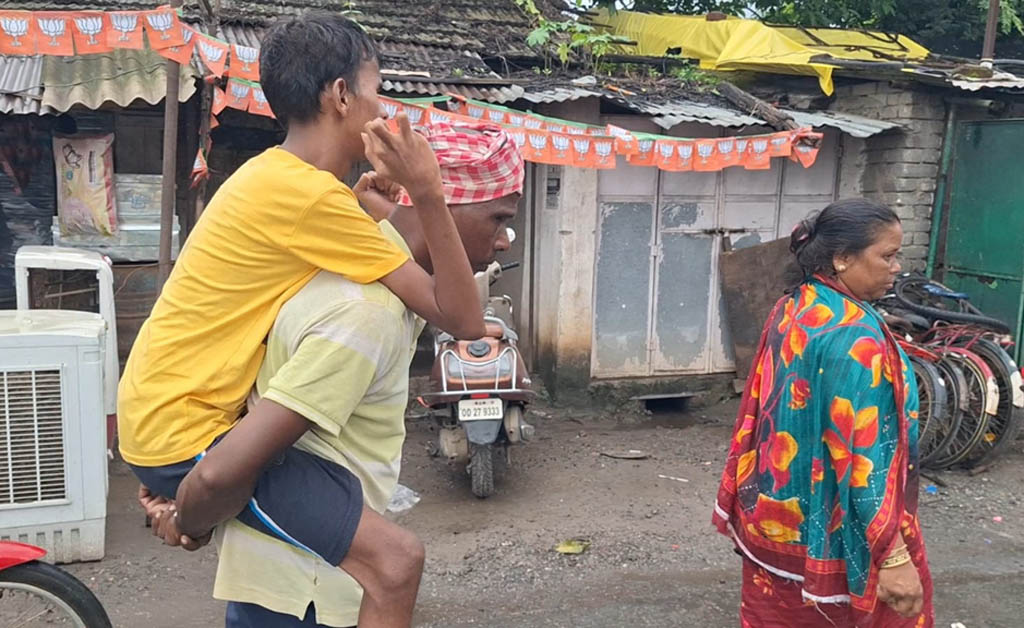 ଭତ୍ତା ପାଇଁ ଭିନ୍ନକ୍ଷମ ପୁଅକୁ କାନ୍ଧରେ ବୋହିଲା ବାପା ଭତ୍ତା ପାଇଁ ଭିନ୍ନକ୍ଷମ ପୁଅକୁ କାନ୍ଧରେ ବୋହିଲା ବାପା