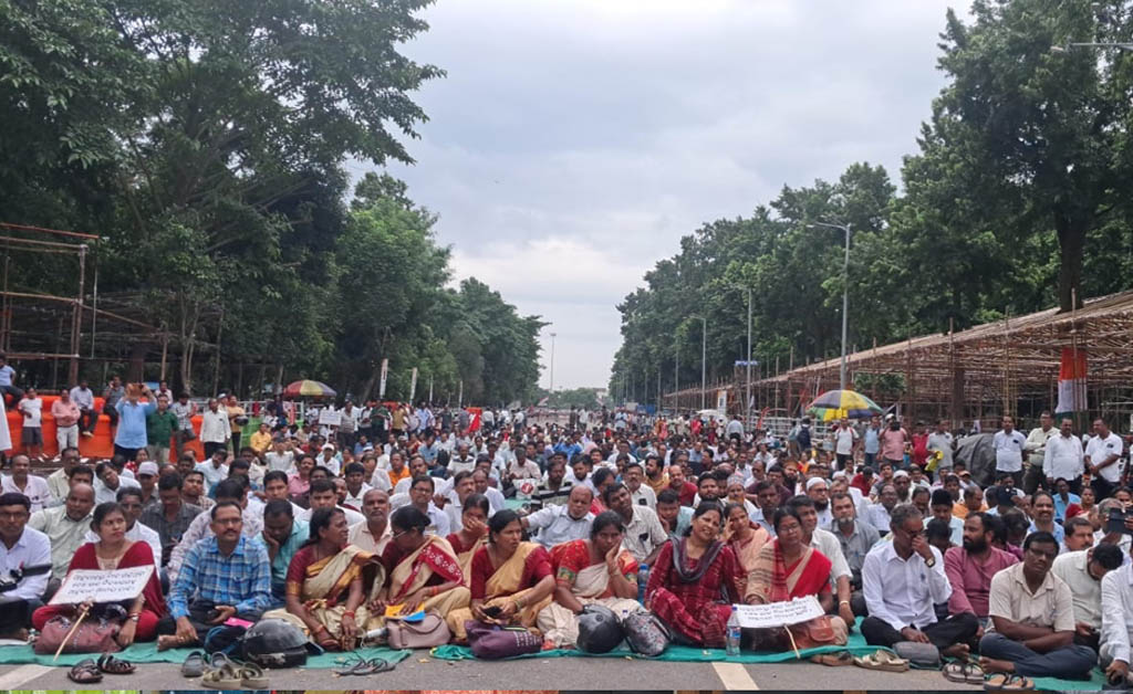 ତୃତୀୟ ଦିବସରେ ଅହୋରାତ୍ର ଧାରଣା: ଗାନ୍ଧିମାର୍ଗରେ ନ୍ୟାୟ ମାଗୁଛନ୍ତି ଶିକ୍ଷକ ଓ ଶିକ୍ଷାକର୍ମଚାରୀ ତୃତୀୟ ଦିବସରେ ଅହୋରାତ୍ର ଧାରଣା: ଗାନ୍ଧିମାର୍ଗରେ ନ୍ୟାୟ ମାଗୁଛନ୍ତି ଶିକ୍ଷକ ଓ ଶିକ୍ଷାକର୍ମଚାରୀ