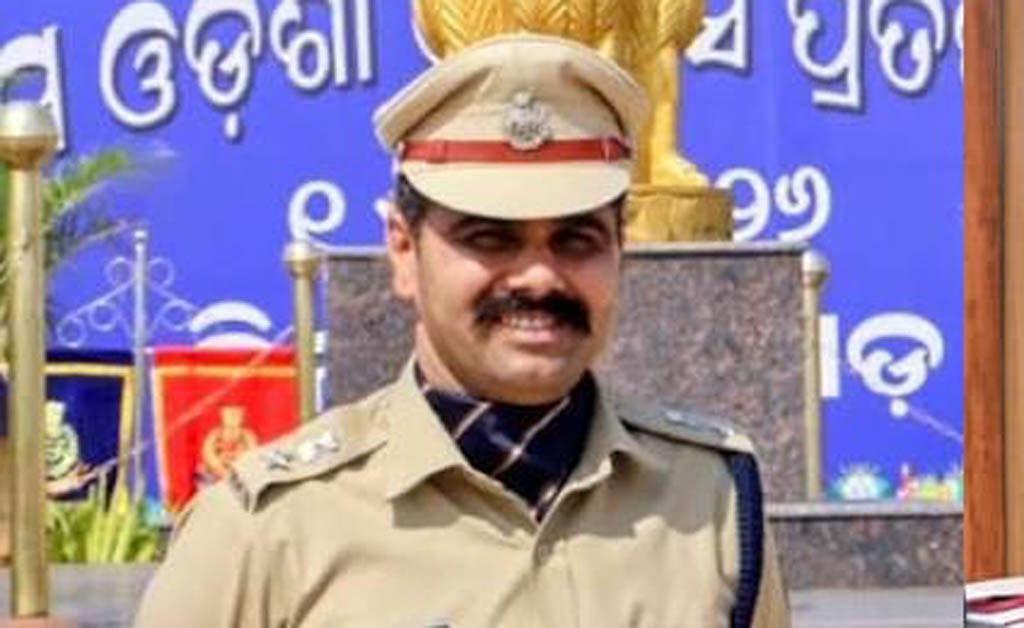 ଭୁବନେଶ୍ଵରରେ କାର୍ଯ୍ୟରତ ଗ୍ୟାଙ୍ଗମ୍ୟାନ୍ କେମିତି ହେଲେ ଆଇପିଏସ୍?: ପଢ଼ନ୍ତୁ ପ୍ରହ୍ଲାଦ ମୀନାଙ୍କ କାହାଣୀ ପ୍ରହ୍ଲାଦ ମୀନା