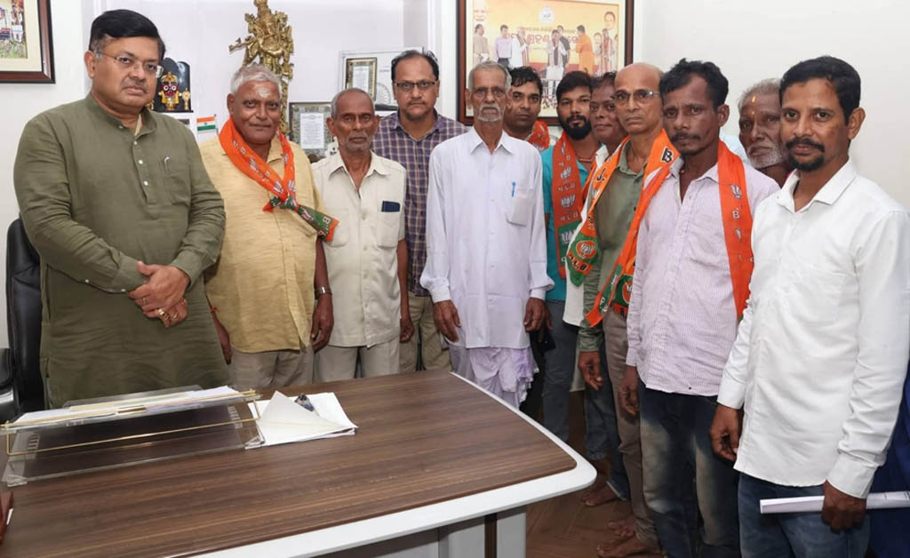 ପୃଥ୍ୱୀରାଜ ହରିଚନ୍ଦନଙ୍କ ଉପସ୍ଥିତିରେ ବିଜେପି ରେ ଯୋଗଦେଲେ ଅନେକ ବିଜେଡି କର୍ମକର୍ତ୍ତା ପୃଥ୍ୱୀରାଜ ହରିଚନ୍ଦନଙ୍କ ଉପସ୍ଥିତିରେ ବିଜେପି ରେ ଯୋଗଦେଲେ ଅନେକ ବିଜେଡି କର୍ମକର୍ତ୍ତା
