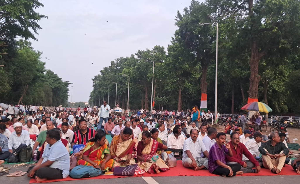 ଶିକ୍ଷକ କର୍ମଚାରୀଙ୍କର ଦାବିକୁ ଅବିଳମ୍ବେ ମାନି ନିଅନ୍ତୁ ସରକାର: ସମନ୍ୱୟ ସମିତି ଏକାଦଶ ଦିବସରେ ଶିକ୍ଷାକ ସମାଜର ଅହୋରାତ୍ର ଧାରଣା