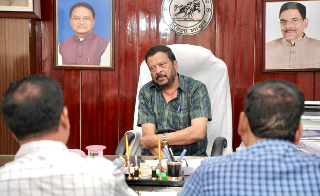 ବରିଷ୍ଠ ଅଧିକାରୀବୃନ୍ଦଙ୍କ ସହିତ ଉଚ୍ଚସ୍ତରୀୟ ବୈଠକ କଲେ ରାଜସ୍ୱ ମନ୍ତ୍ରୀ Suresh Pujari Reviews Flood Situation with OSDMA