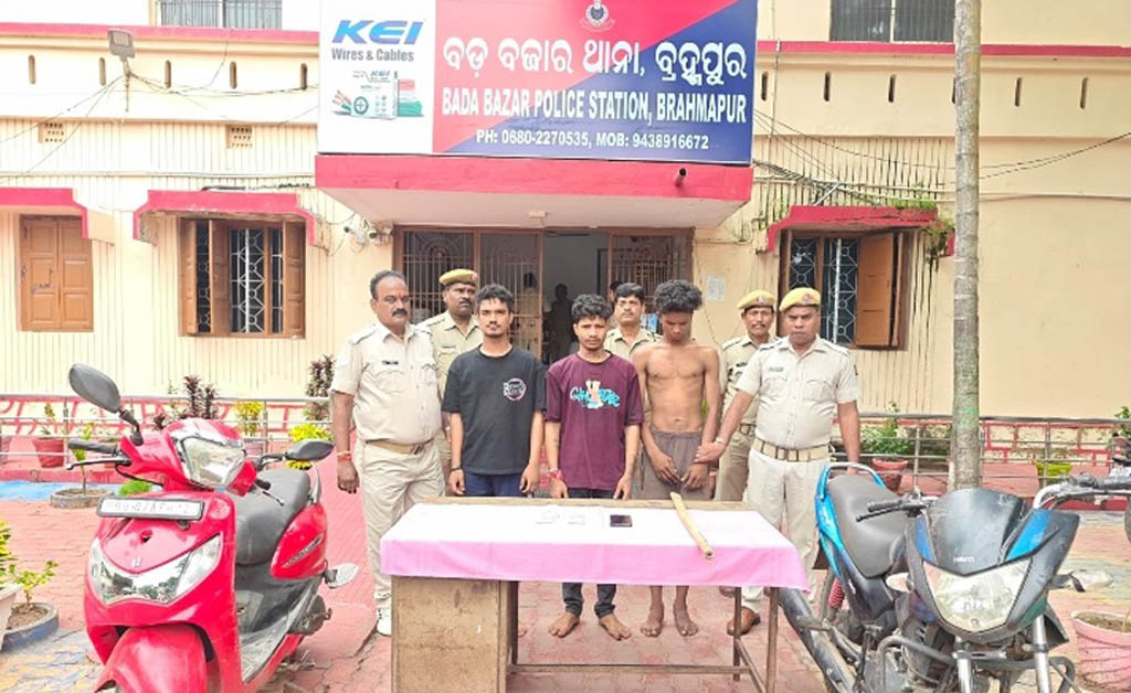 ସିଟି ବସ୍ ଅଟକାଇ ଦାଦାବଟି ଆଦାୟ ଓ କର୍ମଚାରୀଙ୍କୁ ଆକ୍ରମଣ ଘଟଣାରେ ୩ ଗିରଫ ସିଟି ବସ୍ ଅଟକାଇ ଦାଦାବଟି ଆଦାୟ ଓ କର୍ମଚାରୀଙ୍କୁ ଆକ୍ରମଣ ଘଟଣାରେ ୩ ଗିରଫ