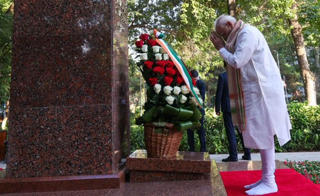 ତାସକେଣ୍ଟସ୍ଥିତ ଶାସ୍ତ୍ରୀ ସ୍ମାରକୀରେ ପୁଷ୍ପମାଲ୍ୟ ଅର୍ପଣ କଲେ ପ୍ରଧାନମନ୍ତ୍ରୀ ତାସକେଣ୍ଟସ୍ଥିତ ଶାସ୍ତ୍ରୀ ସ୍ମାରକୀରେ ପୁଷ୍ପମାଲ୍ୟ ଅର୍ପଣ କଲେ ପ୍ରଧାନମନ୍ତ୍ରୀ