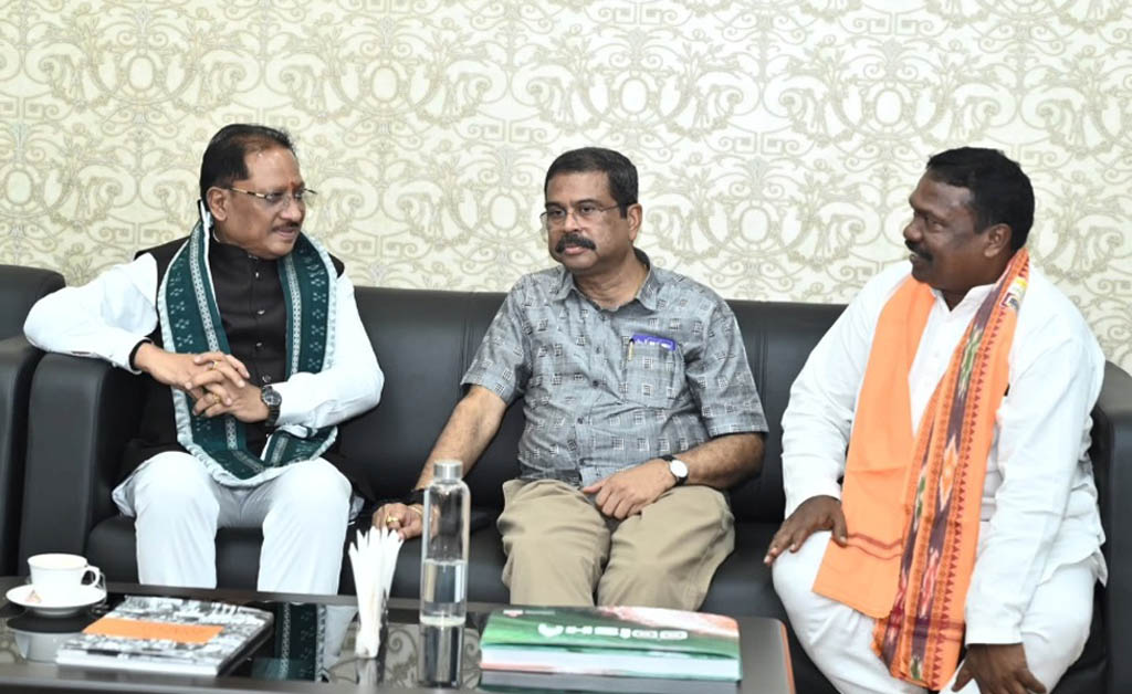 ଛତିଶଗଡ଼ ମୁଖ୍ୟମନ୍ତ୍ରୀଙ୍କୁ ଭେଟିଲେ ମନ୍ତ୍ରୀ ରବି ନାରାୟଣ ନାୟକ ଓ ଧର୍ମେନ୍ଦ୍ର ପ୍ରଧାନ Dharmendra Pradhan, Rabi Naik Meet Chhattisgarh CM