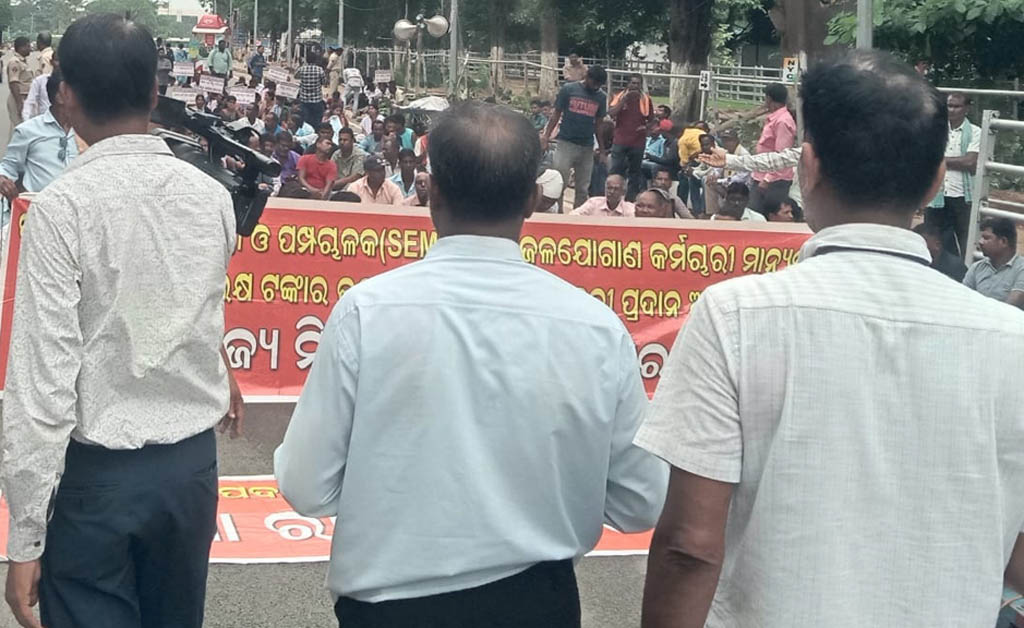 ୫ ଦଫା ଦାବିକୁ ନେଇ ନଳକୂପ ମିସ୍ତ୍ରୀ ଓ ପମ୍ପ ଚାଳକମାନଙ୍କର ବିଧାନସଭା ସମ୍ମୁଖରେ ଗଣଧାରଣା ୫ ଦଫା ଦାବିକୁ ନେଇ ନଳକୂପ ମିସ୍ତ୍ରୀ ଓ ପମ୍ପ ଚାଳକମାନଙ୍କର ବିଧାନସଭା ସମ୍ମୁଖରେ ଗଣଧାରଣା