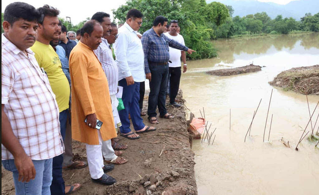 ଚିଲିକା: ଲଗାଣ ବର୍ଷା ଯୋଗୁଁ ପ୍ରଭାବିତ ଅଞ୍ଚଳ ଅନୁଧ୍ୟାନ କଲେ ମନ୍ତ୍ରୀ ପୃଥ୍ୱୀରାଜ ହରିଚ଼ନ୍ଦନ ଚିଲିକା: ଲଗାଣ ବର୍ଷାରେ ପ୍ରଭାବିତ ଅଞ୍ଚଳ ଅନୁଧ୍ୟାନ କଲେ ମନ୍ତ୍ରୀ ପୃଥ୍ୱୀରାଜ ହରିଚ଼ନ୍ଦନ
